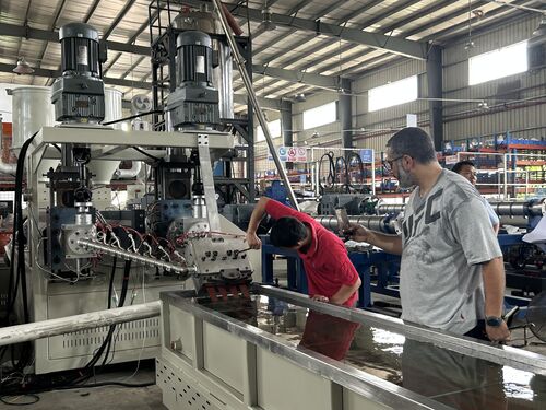 Derniers blogs de l'entreprise sur Nouvel essai de machine de fabrication de sangles en PP à 4 sorties pour l'Égypte | YongxingZhanxing