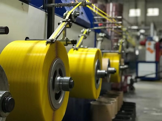 Bon prix Bobineuse automatique complète de feuillard PP avec contrôle PLC et tension réglable en ligne